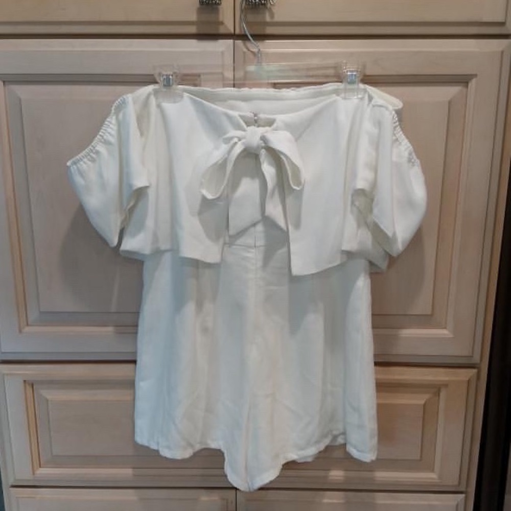 🆕 Blush Elegance: Off-The-Shoulder White Romper - Picture 2 of 2